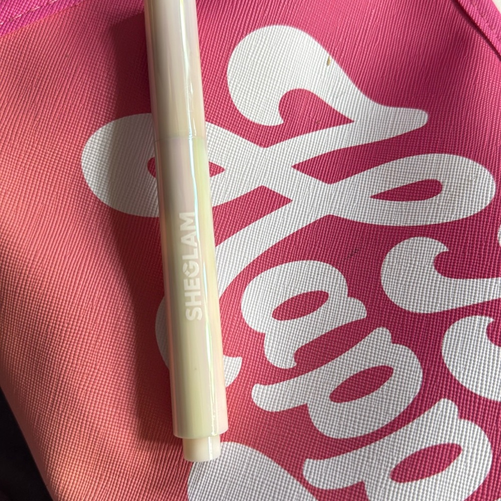 Sheglam lip plumper

Shade walk on the beach